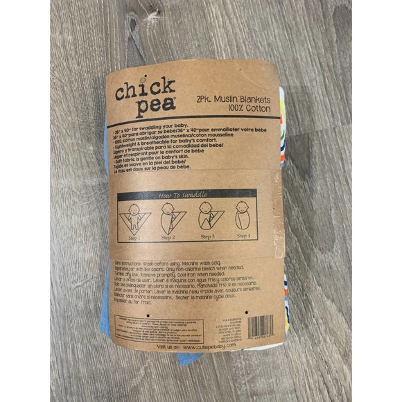 Chick Pea 2 PK Muslin Blankets 36''x40'' Rainbow print and solid blue - Picture 2 of 2